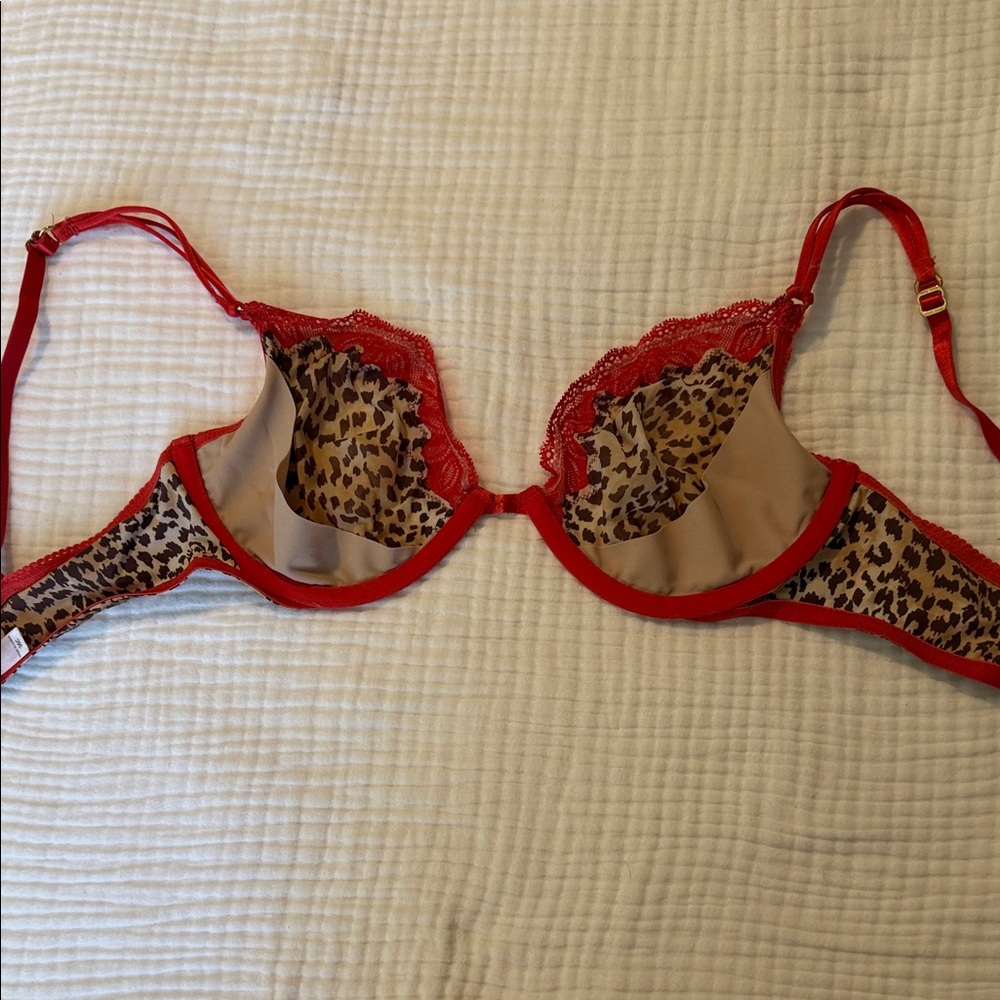 Victoria's Secret Red Leopard Lace Underwire Bra with Gold Hardware - Picture 5 of 5
